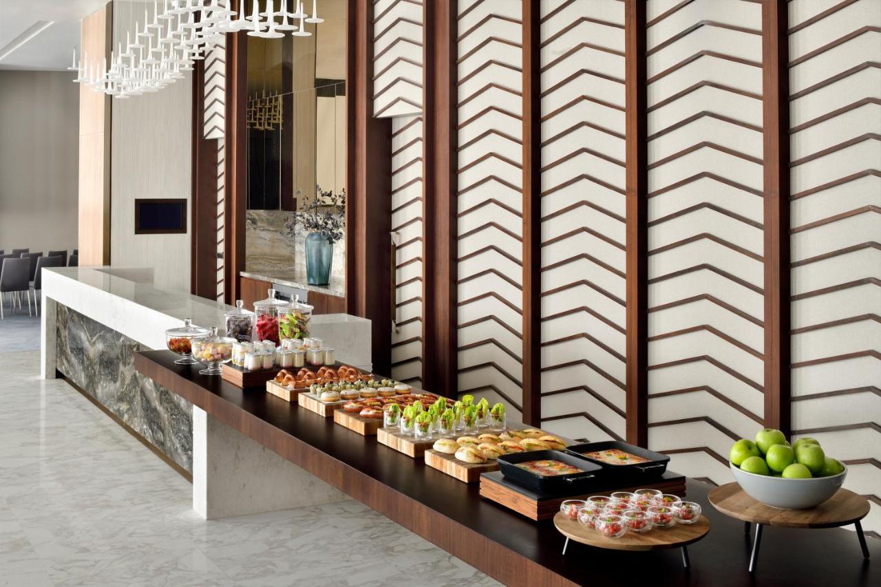 Hotel Address Sky View, Downtown Dubai Esterno foto The buffet at the hotel